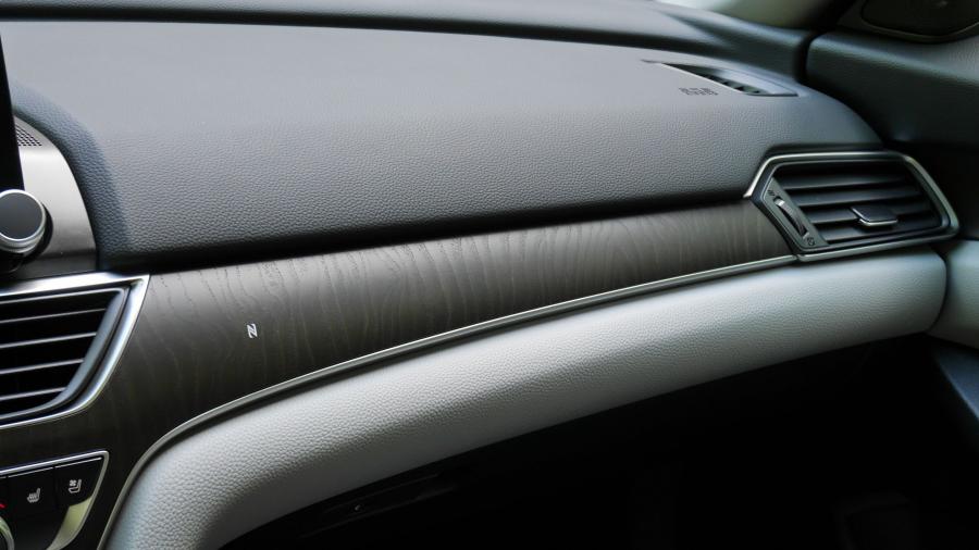 Детали интерьера Honda Accord Touring Hybrid 2017 года  (NA) (фото 30 из 170)